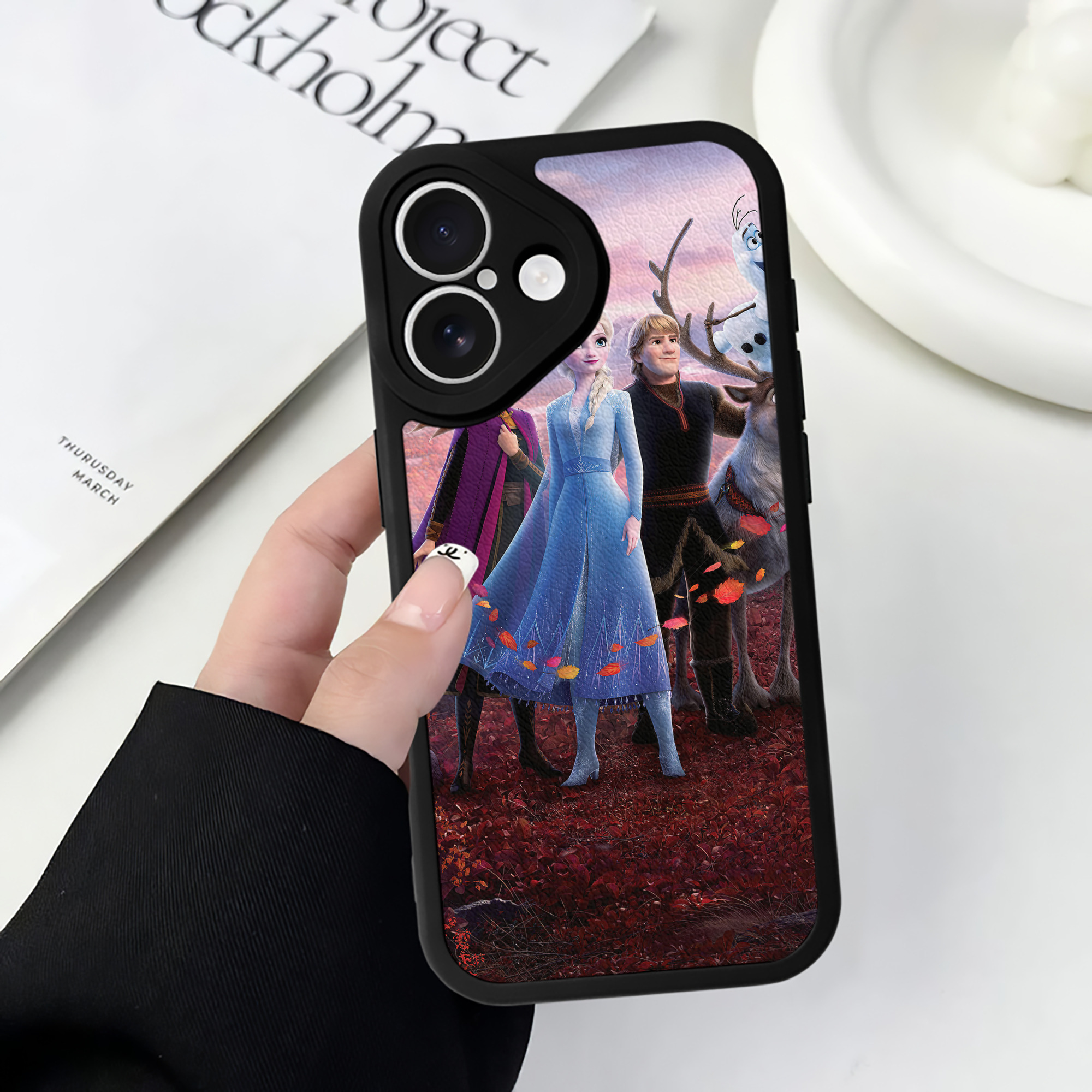 （画像用） アナと雪の女王 アンナ エルサ Frozen Anna Elsa 【iPhone 16シリーズ対応】シリコンスマホケース（レザー調） 材質：シリコン